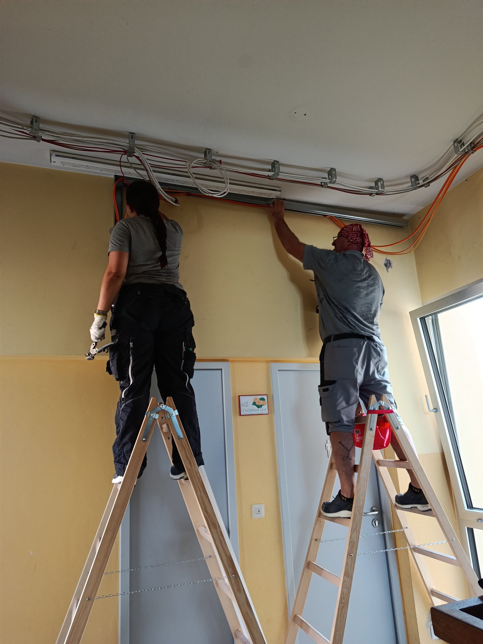Elektriker bei der Arbeit an einer Elektroinstallation